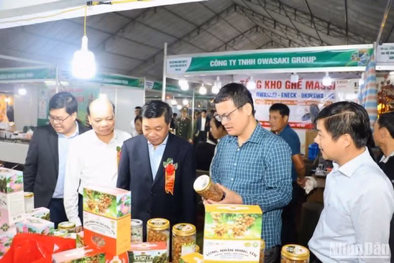 Có khoảng 300 gian hàng của 100 doanh nghiệp tham dự hội chợ.