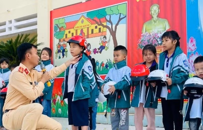 Tuyên truyền an toàn giao thông tại Trường tiểu học An Lễ (Quỳnh Phụ, tỉnh Thái Bình). (Ảnh: HẢI ANH)