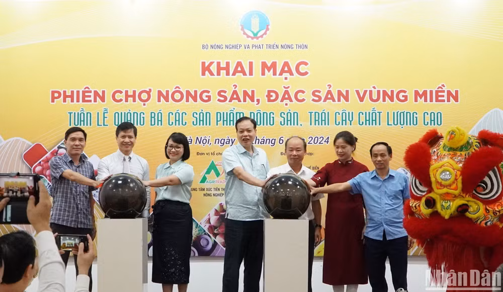 Ấn nút khai mạc phiên chợ nông sản, đặc sản vùng miền 2024.