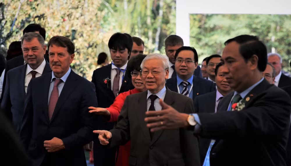 Tổng Bí thư Nguyễn Phú Trọng tham dự lễ khởi công Nhà máy chế biến sữa tươi TH tại Kaluga – Nga năm 2018.