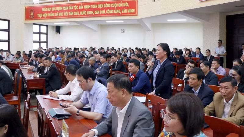 Cử tri thành phố Đà Lạt phát biểu ý kiến tại buổi tiếp xúc. Cử tri thành phố Đà Lạt phát biểu ý kiến tại buổi tiếp xúc.