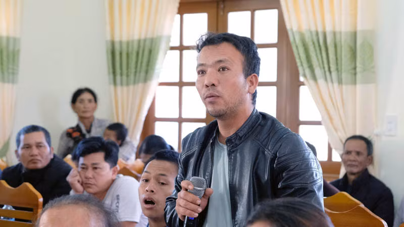 Cử tri trình bày ý kiến kiến nghị. Cử tri trình bày ý kiến kiến nghị.