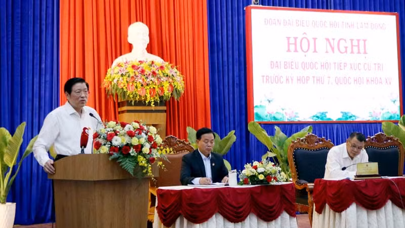 Đồng chí Phan Đình Trạc đánh giá cao những ý kiến tâm huyết, trách nhiệm của cử tri thành phố Đà Lạt và giải trình những vấn đề cử tri quan tâm. Đồng chí Phan Đình Trạc đánh giá cao những ý kiến tâm huyết, trách nhiệm của cử tri thành phố Đà Lạt và giải trình những vấn đề cử tri quan tâm.