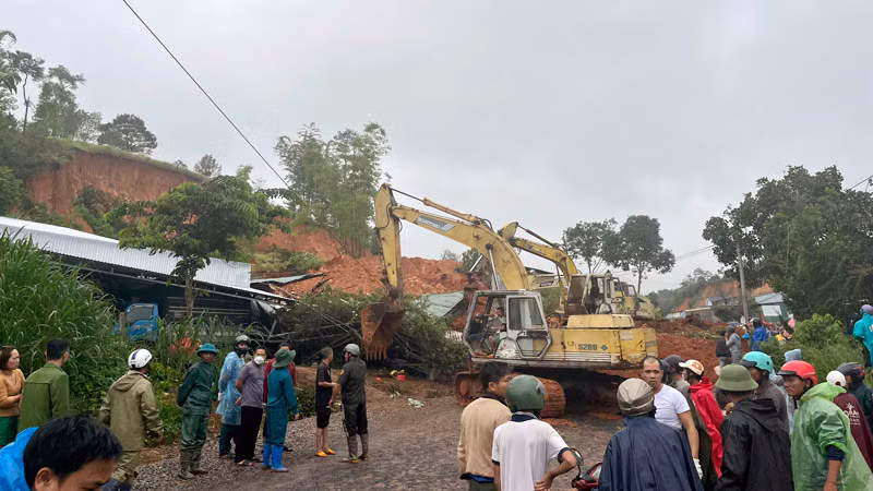 Lực lượng chức năng triển khai công tác cứu hộ, cứu nạn.