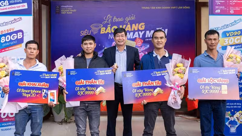 Giám đốc Trung tâm Kinh doanh VNPT-Lâm Đồng trao giải thưởng cho các khách hàng may mắn.