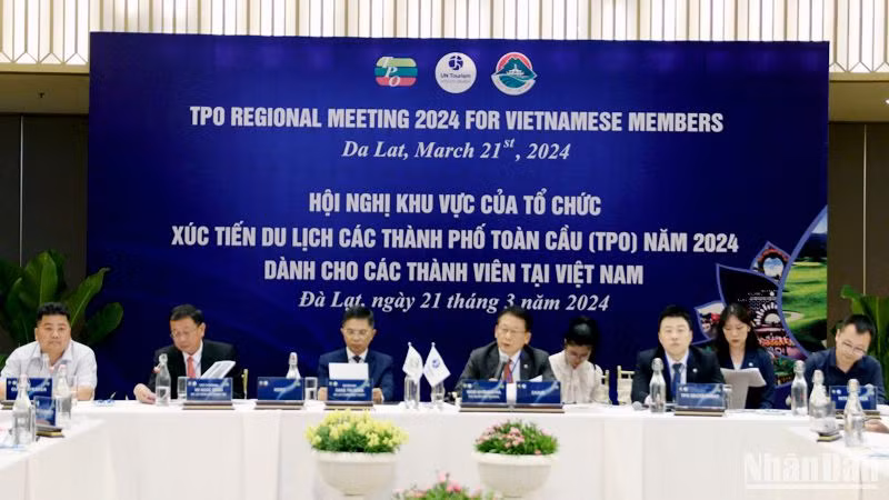 Chủ trì hội nghị và các diễn giả.