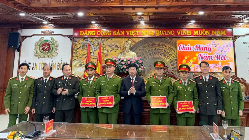 Phó Bí thư thường trực Tỉnh ủy Lâm Đồng Trần Đình Văn và lãnh đạo Công an tỉnh trao thưởng của Bộ Công an tặng các đơn vị thuộc Công an tỉnh Lâm Đồng.