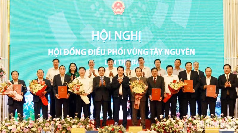 Các thành viên Hội đồng điều phối vùng Tây Nguyên đón nhận Quyết định Quy hoạch vùng Tây Nguyên thời kỳ 2021-2030, tầm nhìn đến năm 2050.