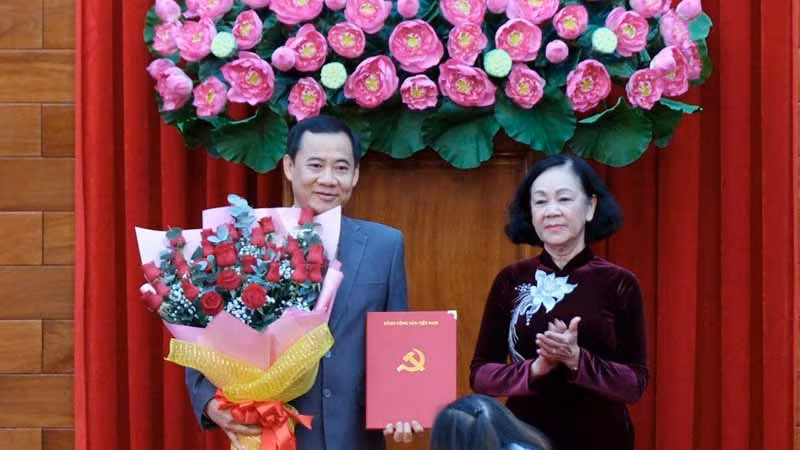 Đồng chí Trương Thị Mai tặng hoa chúc mừng đồng chí Nguyễn Thái Học.
