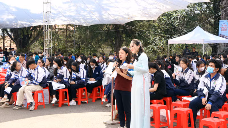 Học sinh đặt câu hỏi nhờ tư vấn tại chương trình.