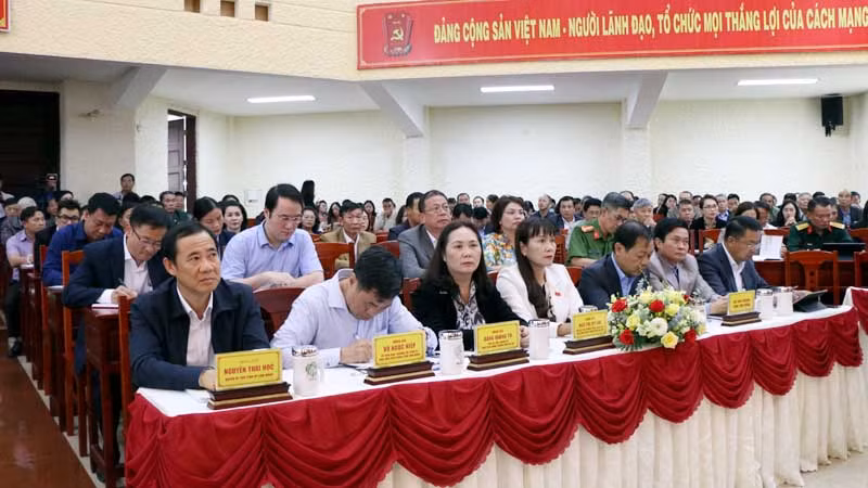 Quyền Bí thư Tỉnh ủy Lâm Đồng Nguyễn Thái Học và lãnh đạo tỉnh Lâm Đồng tại buổi tiếp xúc cử tri thành phố Đà Lạt. Quyền Bí thư Tỉnh ủy Lâm Đồng Nguyễn Thái Học và lãnh đạo tỉnh Lâm Đồng tại buổi tiếp xúc cử tri thành phố Đà Lạt.