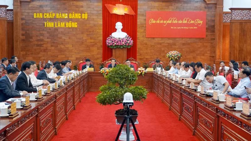 Quang cảnh buổi làm việc.