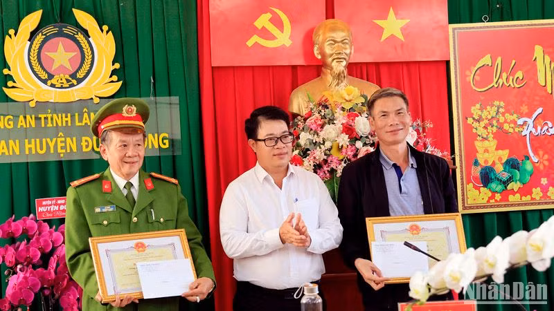 Phó Chủ tịch Ủy ban nhân dân tỉnh Lâm Đồng Nguyễn Ngọc Phúc trao Bằng khen tặng các tập thể.