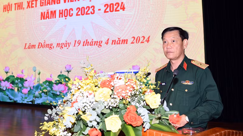 Thiếu tướng Đỗ Minh Xương, Giám đốc Học viện, Chủ tịch Hội đồng thi phát biểu bế mạc. Thiếu tướng Đỗ Minh Xương, Giám đốc Học viện, Chủ tịch Hội đồng thi phát biểu bế mạc.