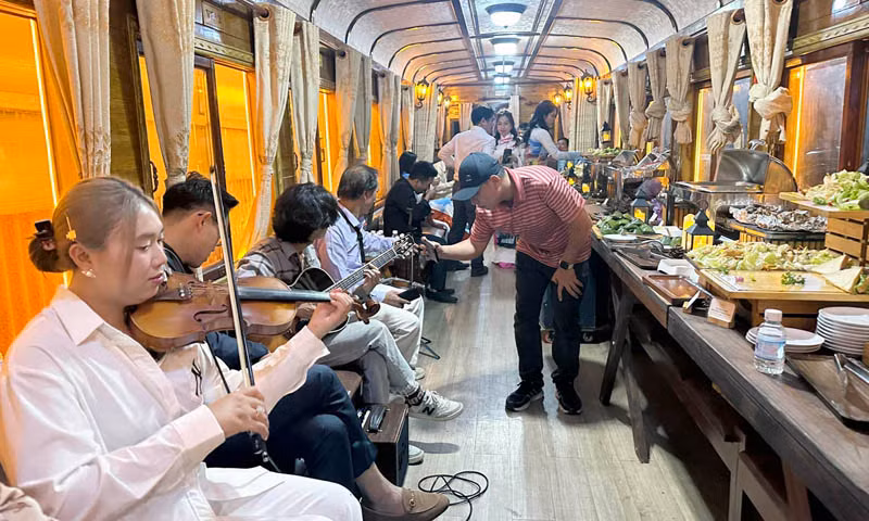 Chương trình "Đà Lạt đêm say" trải nghiệm chuyến tàu đêm và thưởng thức ẩm thực, âm nhạc trên toa xe lửa cổ hứa hẹn thu hút du khách. Chương trình "Đà Lạt đêm say" trải nghiệm chuyến tàu đêm và thưởng thức ẩm thực, âm nhạc trên toa xe lửa cổ hứa hẹn thu hút du khách.
