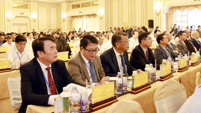 Lãnh đạo tỉnh Lâm Đồng tham dự hội nghị. Lãnh đạo tỉnh Lâm Đồng tham dự hội nghị.