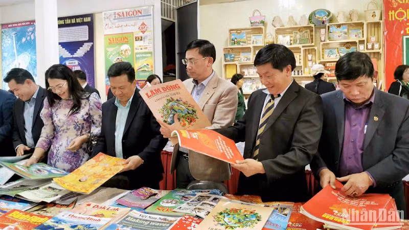 Các đại biểu tại không gian trưng bày Hội báo Xuân Lâm Đồng Giáp Thìn 2024. Các đại biểu tại không gian trưng bày Hội báo Xuân Lâm Đồng Giáp Thìn 2024.