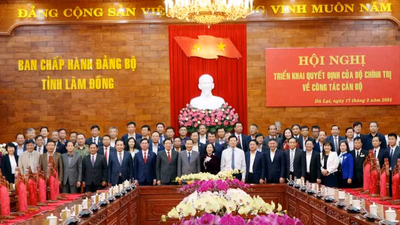Các đồng chí lãnh đạo Trung ương và Ban Chấp hành Đảng bộ tỉnh Lâm Đồng tại hội nghị.