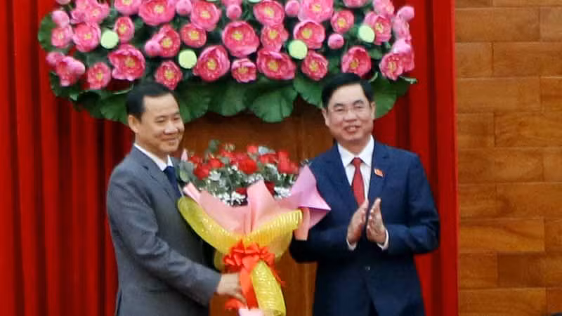 Đồng chí Trần Đình Văn chúc mừng Quyền Bí thư Tỉnh ủy Lâm Đồng Nguyễn Thái Học.