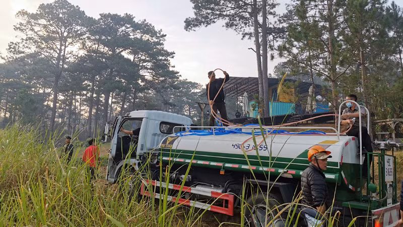 Xe chữa cháy của đơn vị quản lý bảo vệ rừng được huy động đến hiện trường. Xe chữa cháy của đơn vị quản lý bảo vệ rừng được huy động đến hiện trường.