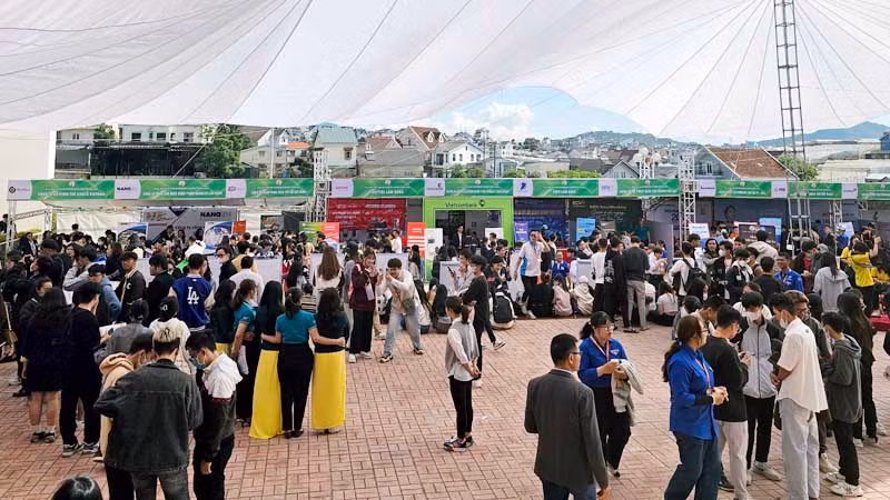 "Ngày hội việc làm - kết nối doanh nghiệp năm 2024” thu hút hơn 70 doanh nghiệp và hơn 3.000 vị trí việc làm. "Ngày hội việc làm - kết nối doanh nghiệp năm 2024” thu hút hơn 70 doanh nghiệp và hơn 3.000 vị trí việc làm.