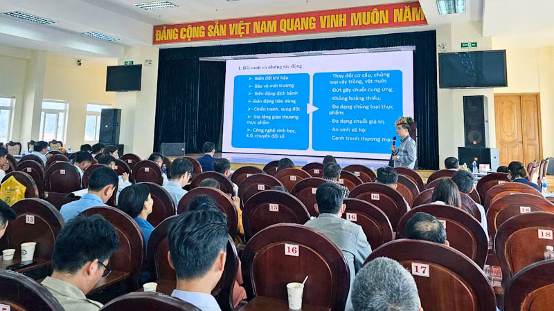 Đại biểu trình bày tham luận tại diễn đàn. Đại biểu trình bày tham luận tại diễn đàn.