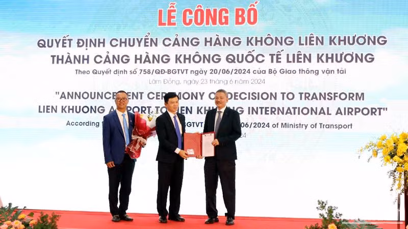 Lãnh đạo Bộ Giao thông vận tải trao quyết định chuyển Cảng hàng không Liên Khương thành Cảng hàng không quốc tế cho đại diện Tổng Công ty Cảng hàng không Việt Nam. Lãnh đạo Bộ Giao thông vận tải trao quyết định chuyển Cảng hàng không Liên Khương thành Cảng hàng không quốc tế cho đại diện Tổng Công ty Cảng hàng không Việt Nam.