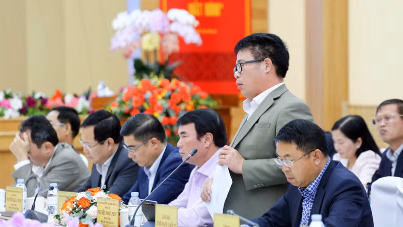 Phó Chủ tịch Ủy ban nhân dân tỉnh Lâm Đồng Nguyễn Ngọc Phúc giải đáp những kiến nghị, đề xuất của doanh nghiệp, nhà đầu tư. Phó Chủ tịch Ủy ban nhân dân tỉnh Lâm Đồng Nguyễn Ngọc Phúc giải đáp những kiến nghị, đề xuất của doanh nghiệp, nhà đầu tư.