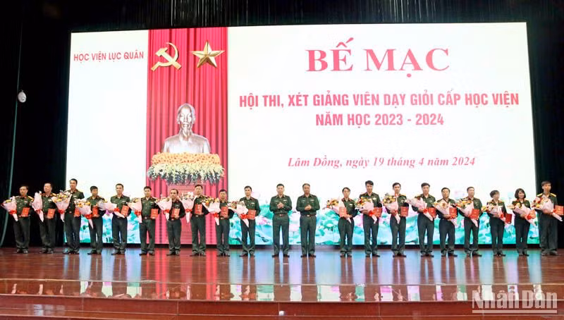 Học viện Lục quân công nhận 20 giảng viên đạt danh hiệu Giảng viên dạy giỏi cấp học viện, năm học 2023-2024.