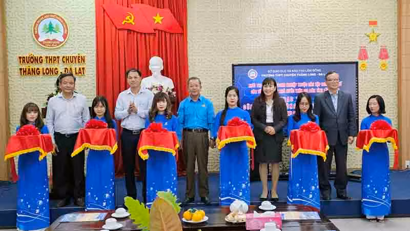 Các đại biểu thực hiện nghi thức khai trương phòng học thông minh tại Trường trung học phổ thông chuyên Thăng Long - Đà Lạt. Các đại biểu thực hiện nghi thức khai trương phòng học thông minh tại Trường trung học phổ thông chuyên Thăng Long - Đà Lạt.