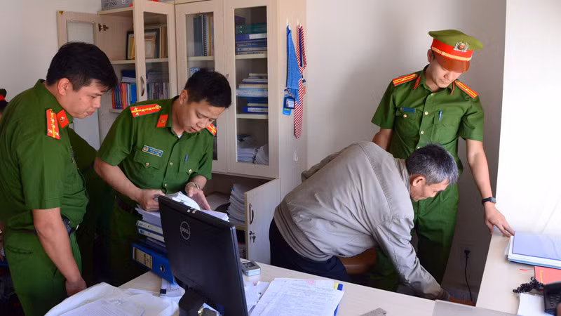 Cơ quan chức năng khám xét nơi làm việc của các bị can.
