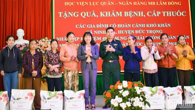 Thiếu tướng Nguyễn Công Sơn, Phó Chính ủy học viện và lãnh đạo địa phương trao quà tặng các gia đình chính sách, gia đình có hoàn cảnh khó khăn tại xã Ninh Gia, huyện Đức Trọng, Lâm Đồng.