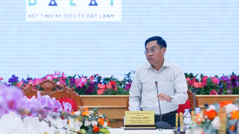 Phó Chủ tịch Ủy ban nhân dân tỉnh Lâm Đồng Võ Ngọc Hiệp phát biểu ý kiến tại hội nghị. Phó Chủ tịch Ủy ban nhân dân tỉnh Lâm Đồng Võ Ngọc Hiệp phát biểu ý kiến tại hội nghị.