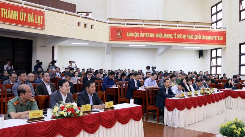 Quang cảnh buổi tiếp xúc cử tri. Quang cảnh buổi tiếp xúc cử tri.