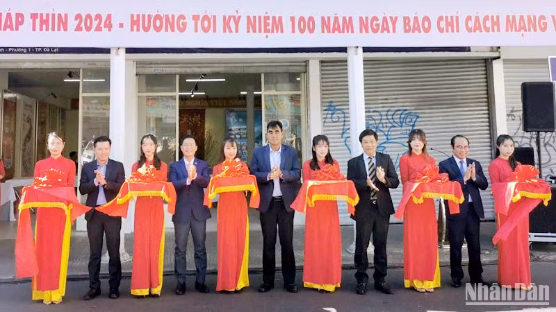 Các đại biểu thực hiện nghi thức khai mạc Hội báo Xuân Lâm Đồng Giáp Thìn 2024.
