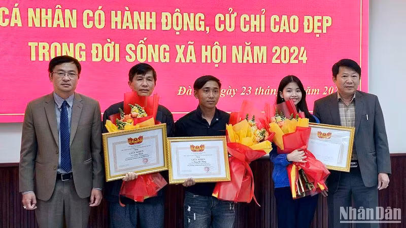 Lãnh đạo thành phố Đà Lạt trao giấy khen tặng Quỳnh Thư và 2 cá nhân có hành động đẹp.