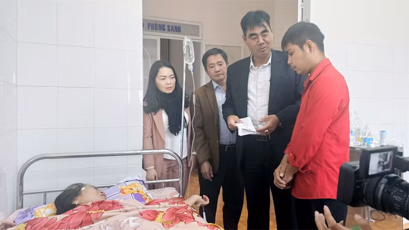 Đại diện Ủy ban Mặt trận Tổ quốc Việt Nam tỉnh Lâm Đồng thăm hỏi, động viên gia đình 3 cháu nhỏ tử vong trong vụ cháy. Đại diện Ủy ban Mặt trận Tổ quốc Việt Nam tỉnh Lâm Đồng thăm hỏi, động viên gia đình 3 cháu nhỏ tử vong trong vụ cháy.