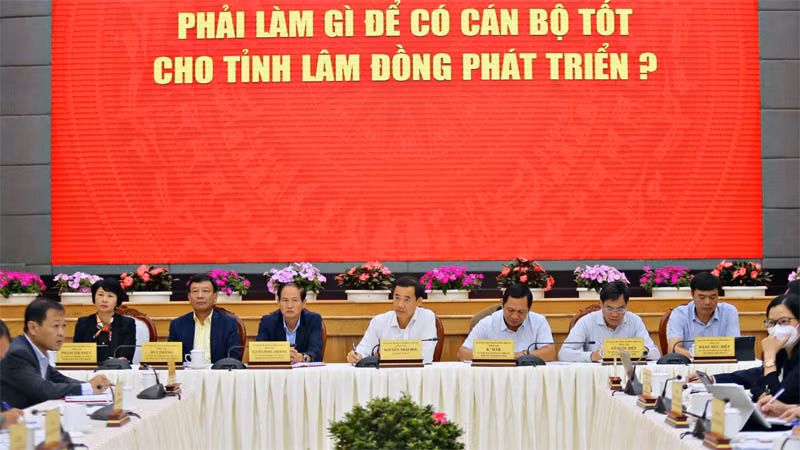 Quyền Bí thư Tỉnh ủy Lâm Đồng và đại diện lãnh đạo một số ban của Tỉnh ủy, Hội đồng nhân dân, Ủy ban nhân dân tỉnh tại buổi gặp mặt. Quyền Bí thư Tỉnh ủy Lâm Đồng và đại diện lãnh đạo một số ban của Tỉnh ủy, Hội đồng nhân dân, Ủy ban nhân dân tỉnh tại buổi gặp mặt.