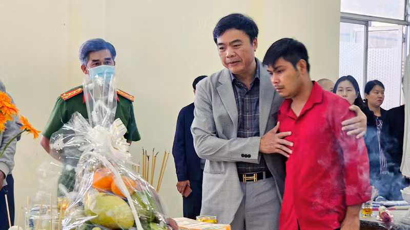 Bí thư Thành ủy Đà Lạt Đặng Đức Hiệp chia sẻ nỗi đau mất mát với anh Vòng Duy Anh, cha của 3 cháu bé gặp nạn. Bí thư Thành ủy Đà Lạt Đặng Đức Hiệp chia sẻ nỗi đau mất mát với anh Vòng Duy Anh, cha của 3 cháu bé gặp nạn.