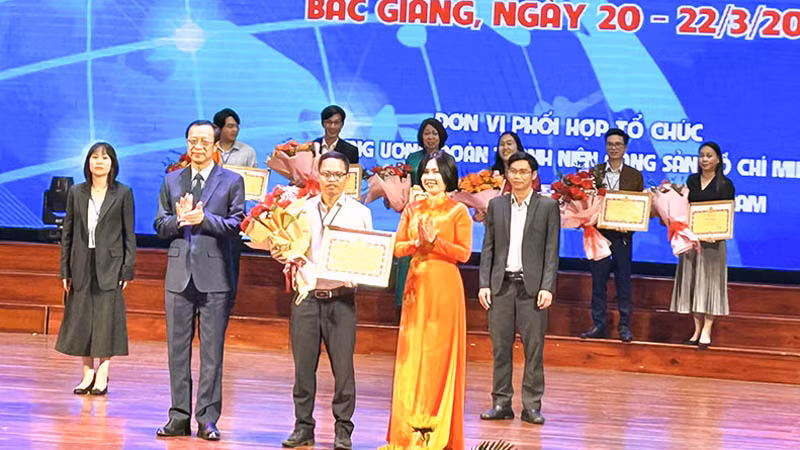 Công đoàn Giáo dục Việt Nam trao bằng khen tặng giáo viên hướng dẫn học sinh huyện Đam Rông có dự án đoạt giải nhất. Ảnh: Sở Giáo dục và Đào tạo Lâm Đồng.