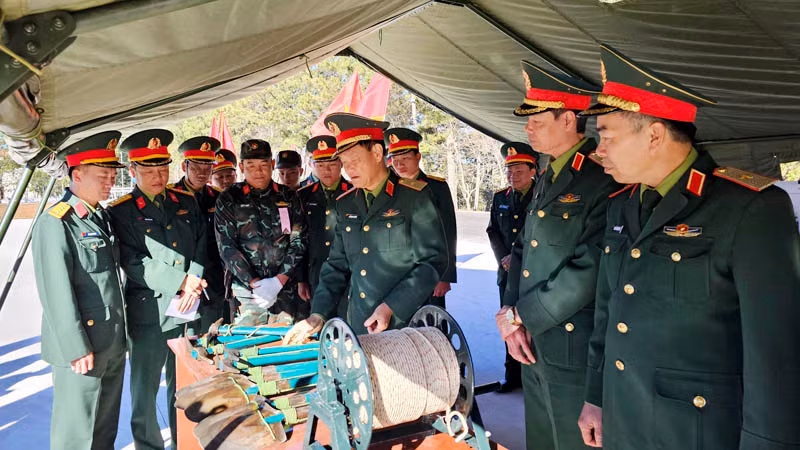 Lãnh đạo Học viện Lục quân kiểm tra dụng cụ và thiết bị phục vụ công tác huấn luyện. Lãnh đạo Học viện Lục quân kiểm tra dụng cụ và thiết bị phục vụ công tác huấn luyện.