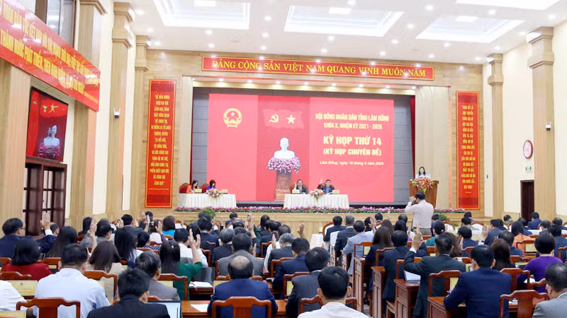 Đại biểu Hội đồng nhân dân tỉnh Lâm Đồng biểu quyết thống nhất bãi nhiệm chức vụ đối với ông Trần Đức Quận và ông Trần Văn Hiệp.