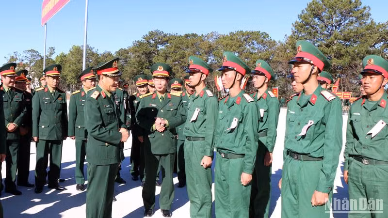 Giám đốc Học viện Lục quân trò chuyện với các chiến sĩ mới.