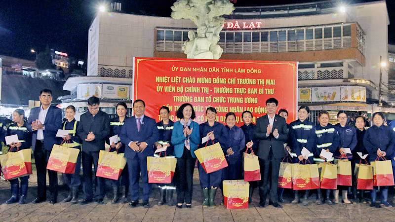 Đồng chí Trương Thị Mai và lãnh đạo tỉnh Lâm Đồng trao quà Tết tặng các lao công làm việc trong đêm giao thừa tại Đà Lạt.