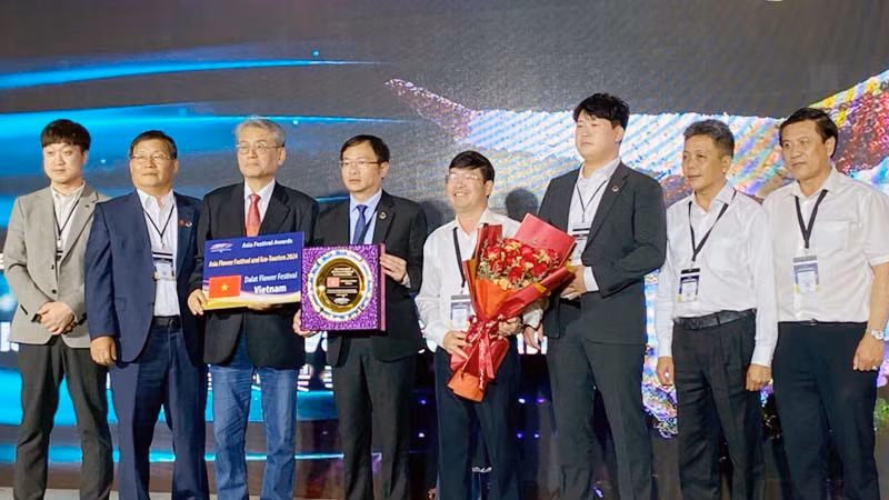 Chủ tịch Ủy ban nhân dân thành phố Đà Lạt và các thành viên đoàn đại biểu thành phố (áo trắng) tại Lễ trao giải Thành phố lễ hội châu Á và giải thưởng Lễ hội châu Á.