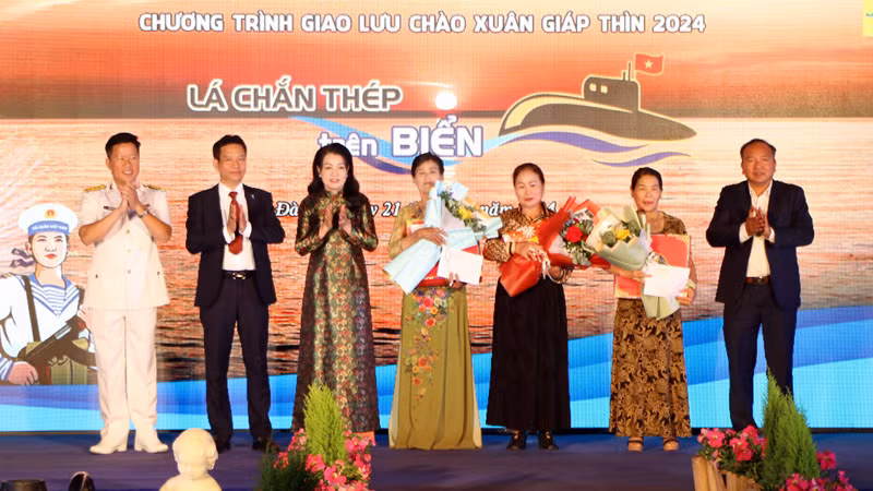 Trao quà Tết tặng thân nhân những chiến sĩ quê Lâm Đồng đang công tác tại Trung đoàn 196.