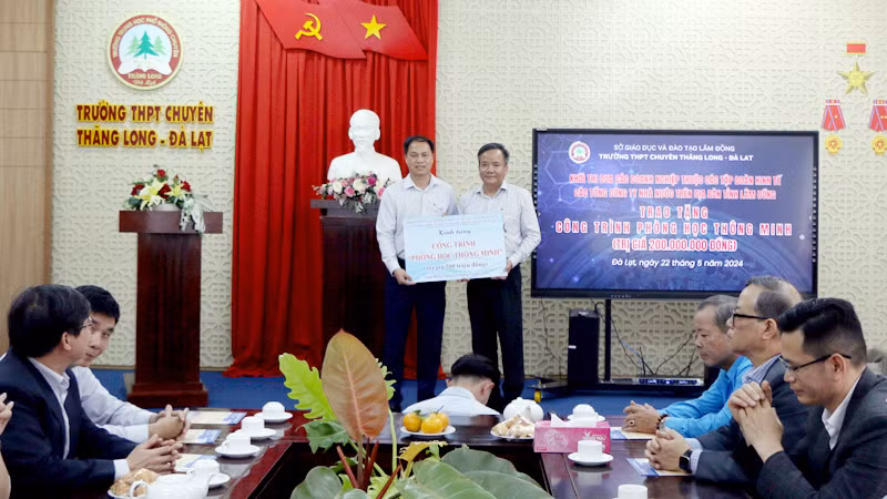 Thay mặt Khối thi đua, ông Hồ Quang Huệ, Giám đốc Viễn thông Lâm Đồng (bên trái), trao tặng công trình phòng học thông minh cho Trường trung học phổ thông chuyên Thăng Long - Đà Lạt. Thay mặt Khối thi đua, ông Hồ Quang Huệ, Giám đốc Viễn thông Lâm Đồng (bên trái), trao tặng công trình phòng học thông minh cho Trường trung học phổ thông chuyên Thăng Long - Đà Lạt.