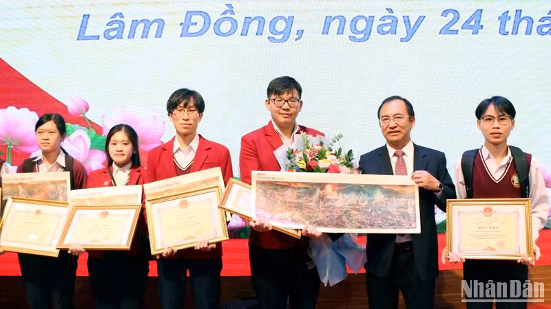 Lãnh đạo Sở Giáo dục và Đào tạo tỉnh Lâm Đồng trao tranh panorama "Chiến dịch Điện Biên Phủ" tặng các học sinh xuất sắc tại lễ tuyên dương.