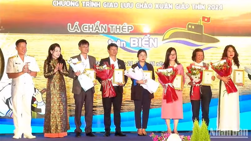 Ban tổ chức tri ân những đơn vị, cá nhân đồng hành cùng chương trình.