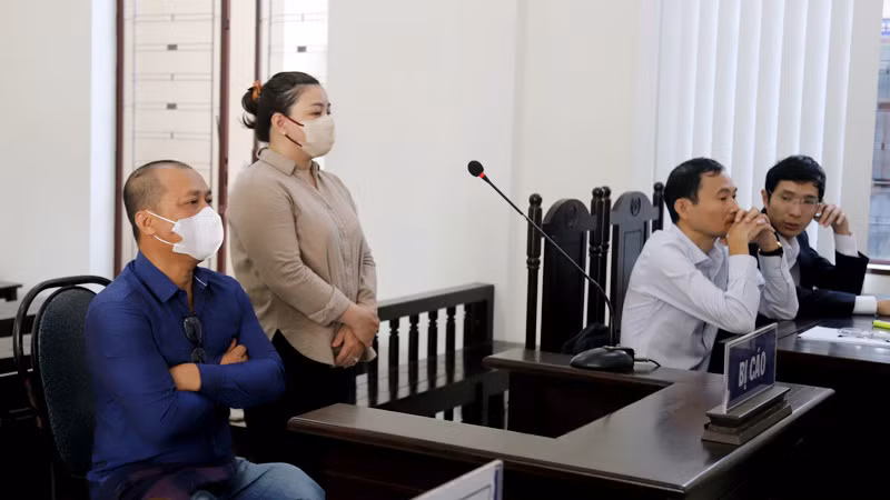 Bị cáo Quang và Bích tại phiên tòa sơ thẩm.